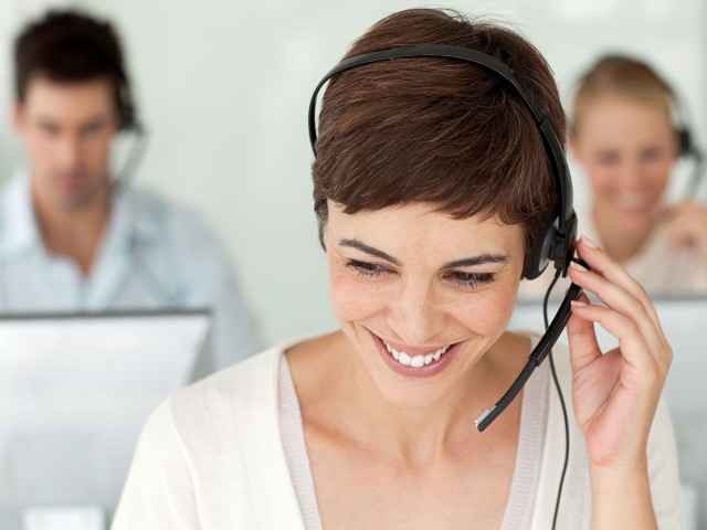 Bild: Frau mit Headset in einem Callcenter.